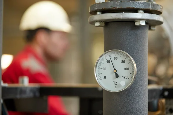 Indústria Energia Técnico Vestido Com Macacão Vermelho Capacete Branco Verificando — Fotografia de Stock