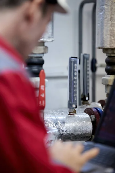 Energiewirtschaft Ein Techniker Roten Overalls Und Weißem Helm Überprüft Die — Stockfoto