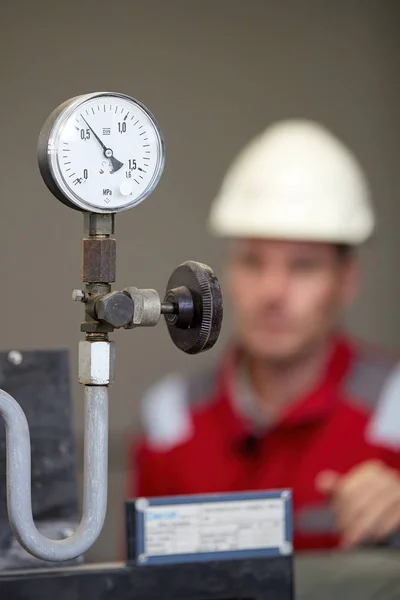 Energiewirtschaft Ein Techniker Roten Overalls Und Weißem Helm Überprüft Die — Stockfoto