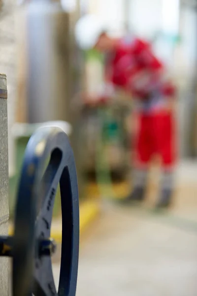 Roda Controle Válvula Aquecimento Fundo Desfocado Técnico Macacão Vermelho Está — Fotografia de Stock