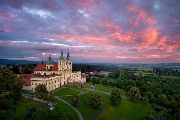 Bakire Meryem 'in Kutsal Tepesi' nin hac ziyaretinin hava manzarası - Avrupa 'nın önemi olan hac alanı 