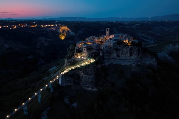 Civita Bagnoregio Antik Talyan Şehrinin Gece Görüşü Lambalarla Aydınlatılmış Bir — Stok fotoğraf