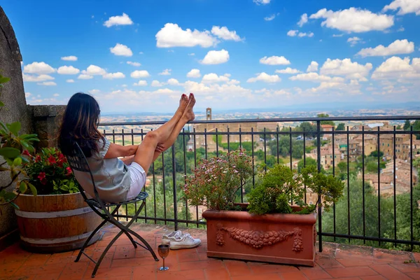 Sommerurlaub Der Toskana Eine Frau Mittleren Alters Mit Langen Haaren — Stockfoto