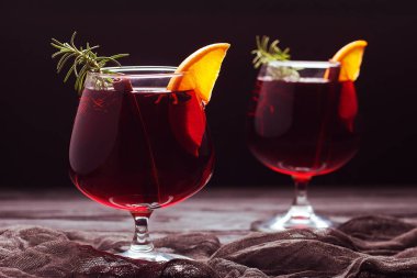 Noel mulled şarap koyu arka plan üzerinde