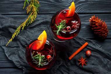 Koyu ahşap arka plan Christmas mulled şarap