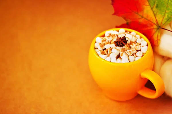 Cozy Autumn Concept Yellow Cup Cocoa Marshmallow Cinnamon Autumn Leaves — Stock Photo, Image