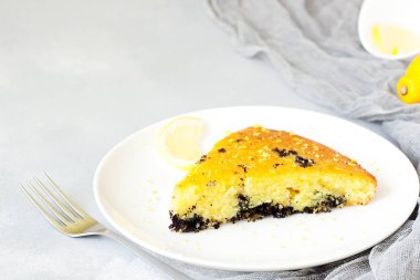 Gri beton zemin üzerine lezzetli limon haşhaş pasta ile kompozisyon