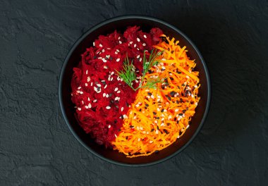 Çiğ vegan taze pancar ve zeytin yağı ve susam aromalı havuç salatası. Üstten görünüm