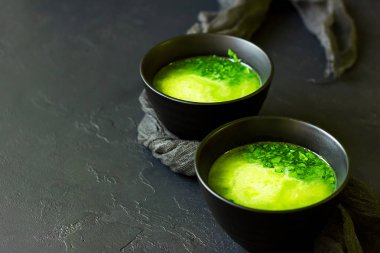 Kopya alanı karanlık beton zemin üzerine koyu kase taze ev yapımı Ispanak kremalı çorba