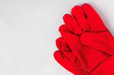 Koruyucu Kırmızı eldivenler gri arka plan üzerine bina