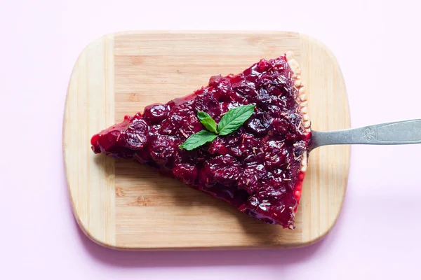 Torta Ciliegie Fatta Casa Con Menta Verde Rosmarino Sfondo Rosa — Foto Stock