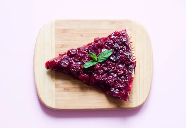 Torta Ciliegie Fatta Casa Con Menta Verde Rosmarino Sfondo Rosa — Foto Stock