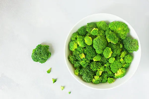 Fresh Raw Broccoli White Bowl Grey Background Summer Concept — Stock Photo, Image