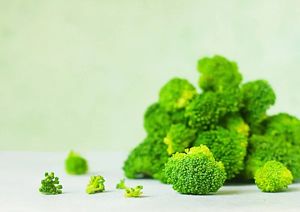 Broccoli Freschi Crudi Una Ciotola Legno Fondo Scuro — Foto Stock