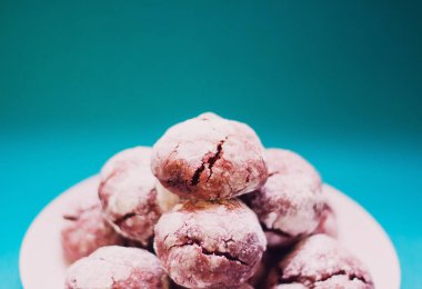 Mavi zemin üzerine çikolata crackle kurabiyeler. kopya alanı