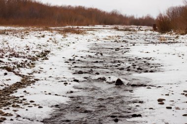 Winter park sahne - nehir, buz ve ağaçlar