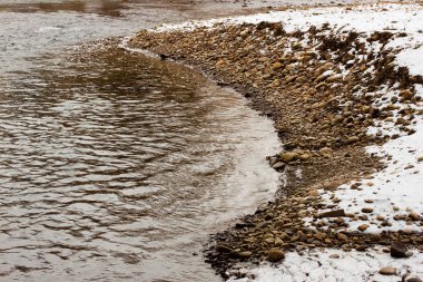 Winter park sahne - nehir, buz ve taşlar