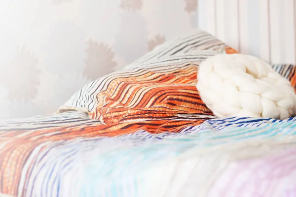 Manta Macia Com Travesseiros Cama Dentro Casa Close Conceito Design — Fotografia de Stock