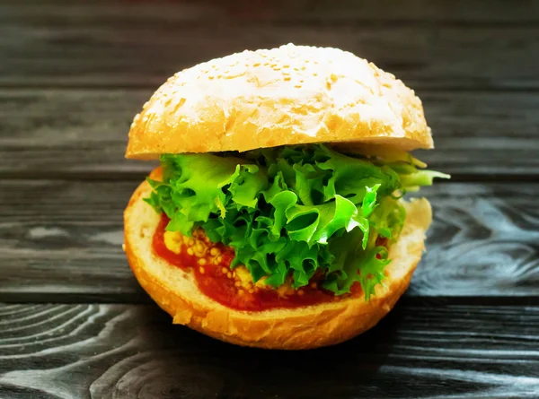 Zbliżenie Burger Wypełnione Mięsa Sałatka Pomidory Musztarda Tle Rustykalnym Archiwalne — Zdjęcie stockowe