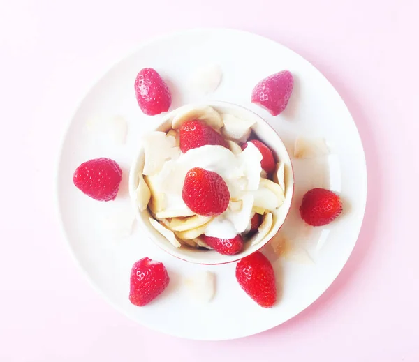 Dessert Végétalien Cru Sain Banane Fraise Avec Crème Coco Copeaux — Photo