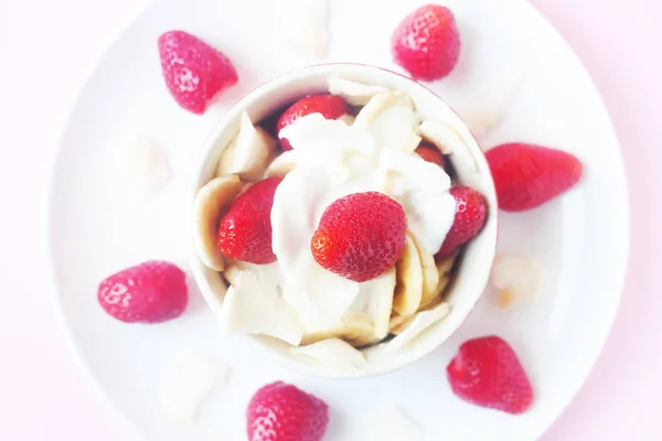 Dessert Végétalien Cru Sain Banane Fraise Avec Crème Coco Copeaux — Photo