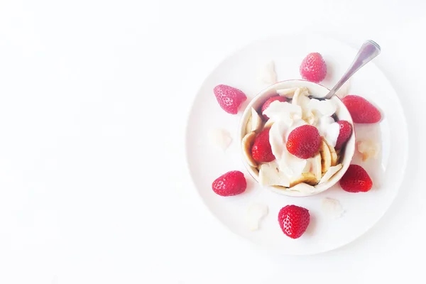 Sobremesa Vegan Crua Saudável Banana Morango Com Creme Coco Chips — Fotografia de Stock