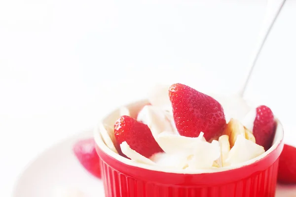 Dolce Vegano Crudo Sano Banana Fragola Con Crema Cocco Gocce — Foto Stock