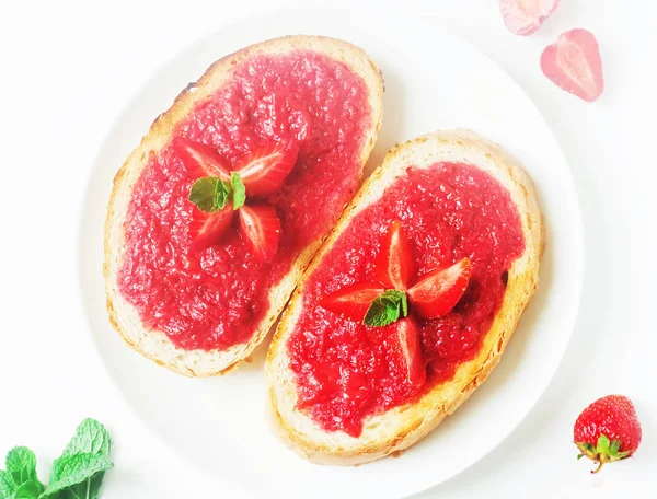 Fette Pane Francese Con Marmellata Fragole Menta Sfondo Bianco Colazione — Foto Stock