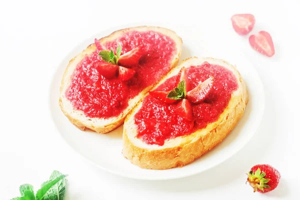 Fette Pane Francese Con Marmellata Fragole Menta Sfondo Bianco Colazione — Foto Stock