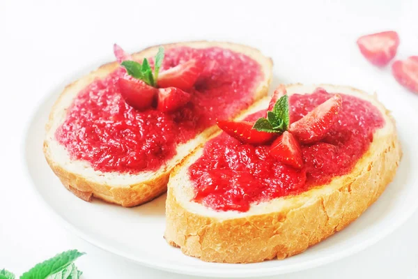 法国面包片与草莓果酱和薄荷在白色背景 健康的夏季早餐 — 图库照片