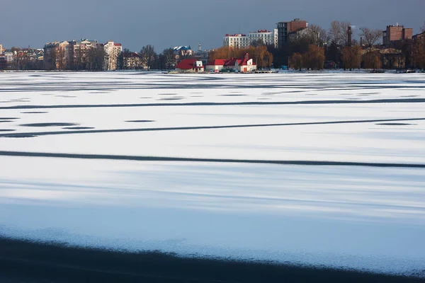 Park Zimowy Krajobraz Drzewa Budynki Jezioro Pokryte Śniegiem — Zdjęcie stockowe