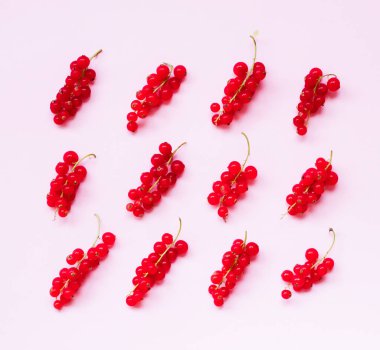 Pembe bir arka plan üzerinde taze somun. Düz lay, portre. Modern yaz desen.