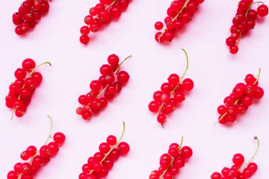 Pembe bir arka plan üzerinde taze somun. Düz lay, portre. Modern yaz desen.