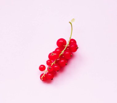 Pembe bir arka plan üzerinde taze somun. Düz lay, portre.