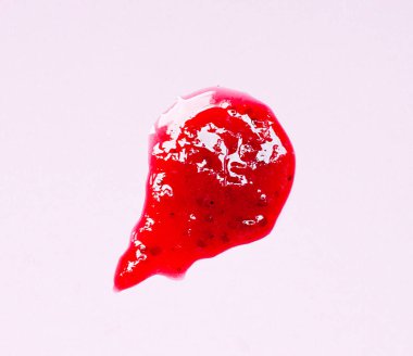 Pembe arka plan üzerinde kırmızı dut fincan jam