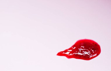 Pembe arka plan üzerinde kırmızı dut fincan jam