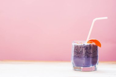 Kayısı, muz, yaban mersini ve pembe bir arka plan üzerinde süt ile Smothie. Düz yatıyordu. Minimal ve modern yaz konsepti.