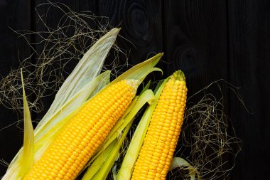 Koyu ahşap zemin üzerine sarı Mısır.