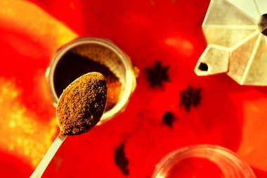 Şofben ile kırmızı artalan üzerinde ayarla kahve yapma