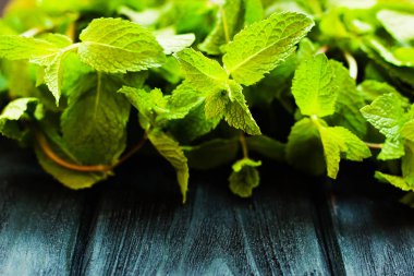 Koyu ahşap zemin üzerine taze nane