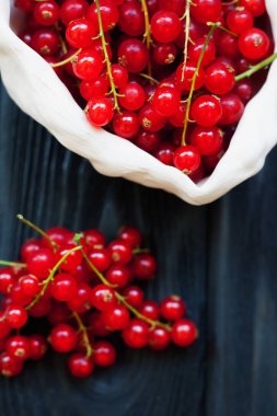 Koyu ahşap masa üzerinde kırmızı kuş üzümü