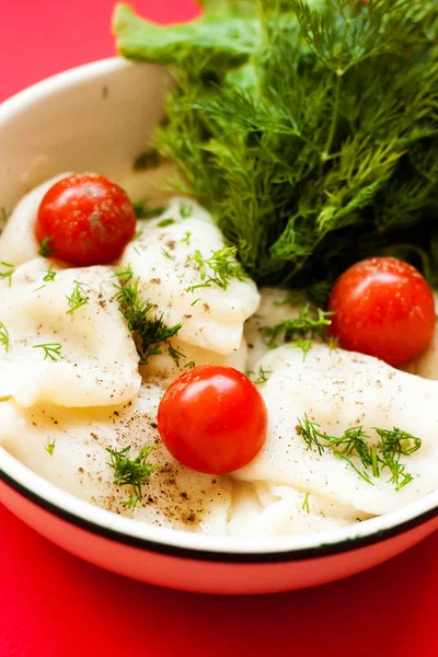 Gnocchi Patate Fatti Casa Caldi Con Pomodorini Insalata Sfondo Rosso — Foto Stock