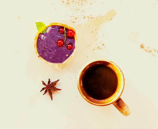 Caffè Turco Con Spezie Torta Dolce Con Bacche Sfondo Bianco — Foto Stock