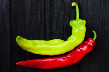 Ahşap arka planda kırmızı biber
