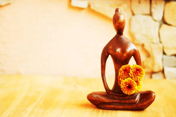 Liten Kvinnlig Buddha Trä Statyett Med Blommor Pastellfärger Vackra Zen — Stockfoto