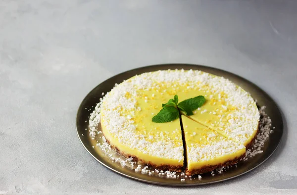 健康的なデザート 灰色の背景に生菜食主義者レモンとココナッツ ケーキ グルテン フリー ラクトース フリーします — ストック写真