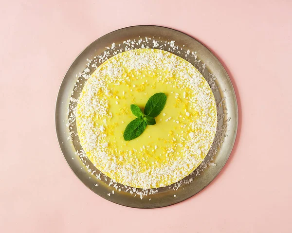 Dolce Sano Torta Vegana Cruda Limone Cocco Sfondo Rosa Concetto — Foto Stock