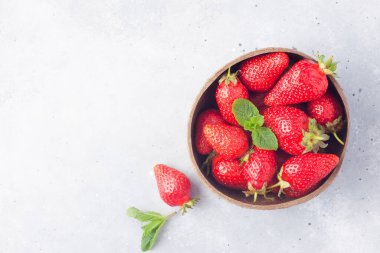 Tahta masada olgun kırmızı çilekler.