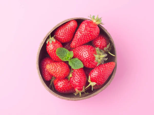 Tazón Fresas Frescas Orgánicas Maduras Con Menta Sobre Fondo Rosa —  Fotos de Stock
