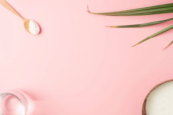Polvo de colágeno con hojas de palma sobre fondo rosa. Ingesta extra de proteínas. Suplemento natural de belleza y salud para piel, huesos. Concepto de colágeno vegetal. Asiento plano, vista superior. Copiar espacio. — Foto de Stock